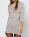 Φόρεμα mini μακρυμάνικο με έξω τον ώμο Stone & Μπεζ του πάγου
