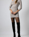 Φόρεμα mini μακρυμάνικο με έξω τον ώμο Stone & Μπεζ του πάγου