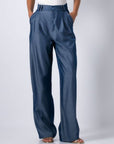 Παντελόνι ψηλόμεσο denim style με πιέτες σε γυαλιστερή όψη Blue