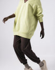 Μπλούζα φούτερ χνούδι oversized με "V" Lime