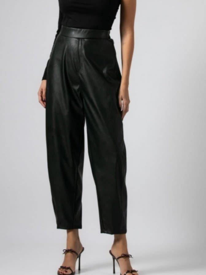 Παντελόνι δερματίνη carrot fit με λάστιχο στην μέση Δαμασκηνί &amp; Μαύρο