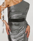 Μίνι φόρεμα με μεταλλική όψη -  Μίνι φόρεμα με έναν ώμο και μεταλλική όψη, εσωτερική φόδρα και άνετη εφαρμογή