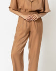 Σετ πουκάμισο κοντομάνικο oversized - Παντελόνι με λάστιχο στην μέση σε γυαλιστερή όψη Camel